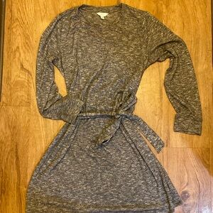 Comfortable grey long-sleeve dress.
